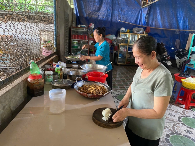 Bếp ăn tình thương hết lòng vì bệnh nhân nghèo - Ảnh 5.