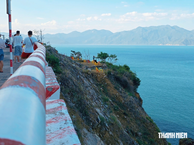 Khánh Hòa: Du khách đùa giỡn với tử thần sát mép vực đèo Lương Sơn - Ảnh 9.