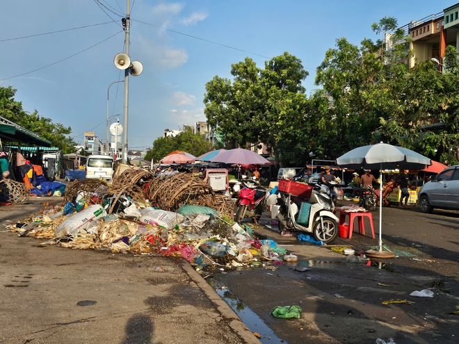 Thị s&aacute;t chợ đầu mối ở TP.HCM: H&agrave;ng h&oacute;a b&agrave;y b&aacute;n giữa r&aacute;c, nước thải - Ảnh 12.