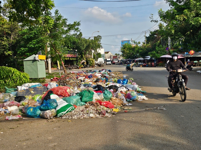 Thị s&aacute;t chợ đầu mối ở TP.HCM: H&agrave;ng h&oacute;a b&agrave;y b&aacute;n giữa r&aacute;c, nước thải - Ảnh 10.