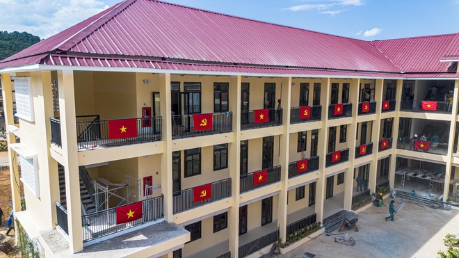 Cha mẹ vượt núi đưa con đi khai giảng: 'Con ở lại trường, tôi đỡ lo'- Ảnh 6.