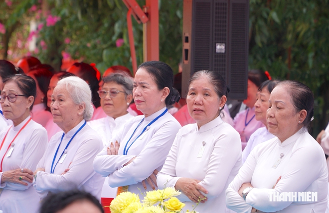 Tín đồ Cao Đài cầu siêu cho anh hùng liệt sĩ tại Công viên Lê Thị Riêng - Ảnh 10.