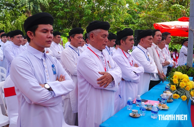 Tín đồ Cao Đài cầu siêu cho anh hùng liệt sĩ tại Công viên Lê Thị Riêng - Ảnh 9.