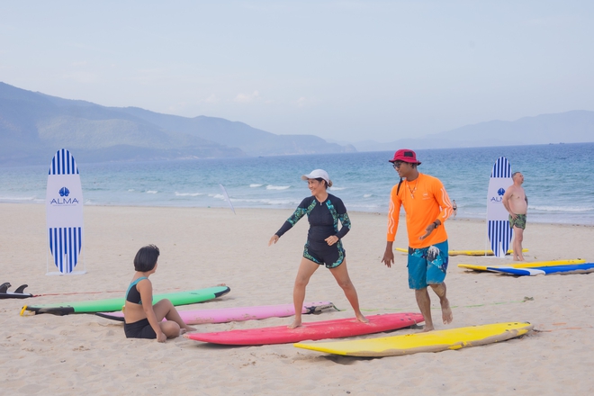 Học lướt s&oacute;ng miễn ph&iacute; ở Cam Ranh: Kh&aacute;ch T&acirc;y h&agrave;o hứng trải nghiệm c&ugrave;ng người Việt - Ảnh 3.