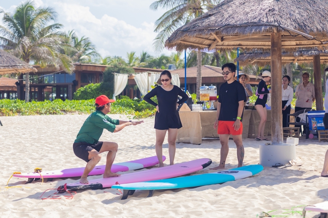 Học lướt s&oacute;ng miễn ph&iacute; ở Cam Ranh: Kh&aacute;ch T&acirc;y h&agrave;o hứng trải nghiệm c&ugrave;ng người Việt - Ảnh 4.