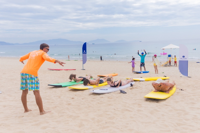 Học lướt s&oacute;ng miễn ph&iacute; ở Cam Ranh: Kh&aacute;ch T&acirc;y h&agrave;o hứng trải nghiệm c&ugrave;ng người Việt - Ảnh 2.