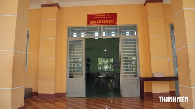 Học sinh biên giới Đồng Nai thích thú với những bữa ăn bán trú đầu tiên - Ảnh 8.