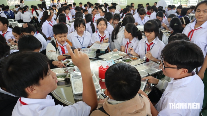Học sinh biên giới Đồng Nai thích thú với những bữa ăn bán trú đầu tiên - Ảnh 12.