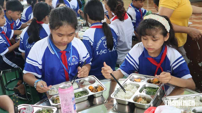Học sinh biên giới Đồng Nai thích thú với những bữa ăn bán trú đầu tiên - Ảnh 9.