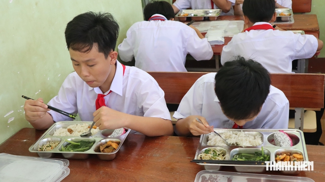 Học sinh biên giới Đồng Nai thích thú với những bữa ăn bán trú đầu tiên - Ảnh 10.