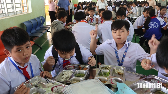 Học sinh biên giới Đồng Nai thích thú với những bữa ăn bán trú đầu tiên - Ảnh 11.