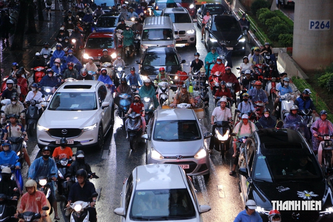 H&agrave; Nội mưa lớn do ảnh hưởng kh&ocirc;ng kh&iacute; lạnh, người d&acirc;n chật vật về nh&agrave; - Ảnh 9.