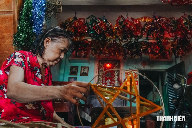 Cụ b&agrave; miền T&acirc;y gần nửa thế kỷ giữ nghề l&agrave;m lồng đ&egrave;n Trung thu - Ảnh 2.