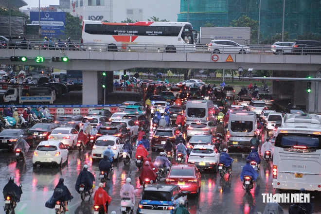 H&agrave; Nội mưa lớn do ảnh hưởng kh&ocirc;ng kh&iacute; lạnh, người d&acirc;n chật vật về nh&agrave; - Ảnh 3.