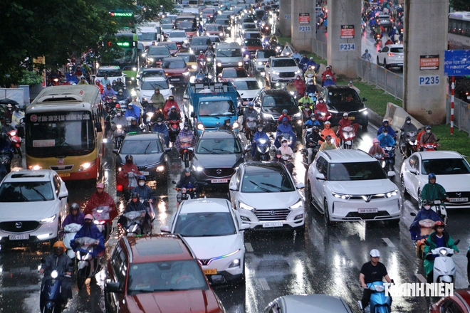 H&agrave; Nội mưa lớn do ảnh hưởng kh&ocirc;ng kh&iacute; lạnh, người d&acirc;n chật vật về nh&agrave; - Ảnh 4.