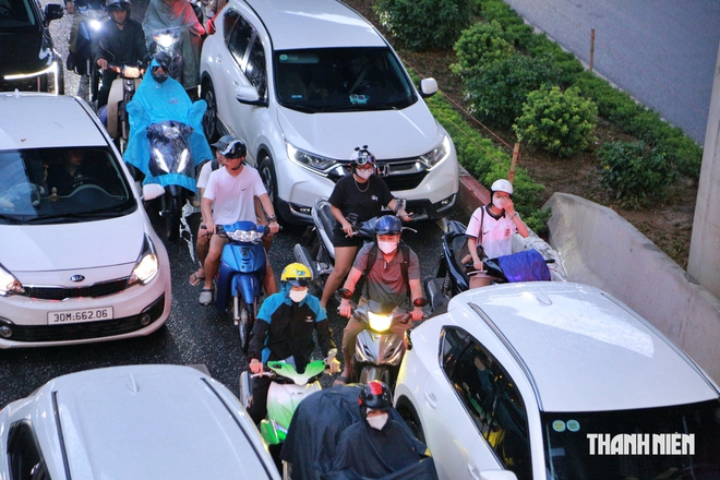 H&agrave; Nội mưa lớn do ảnh hưởng kh&ocirc;ng kh&iacute; lạnh, người d&acirc;n chật vật về nh&agrave; - Ảnh 8.