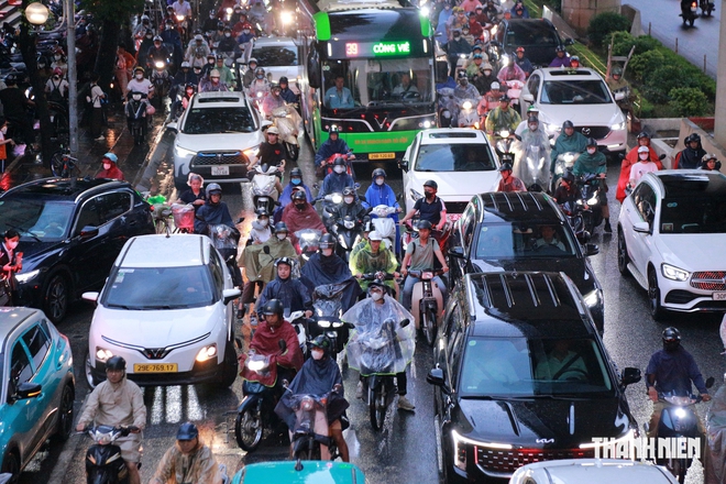 H&agrave; Nội mưa lớn do ảnh hưởng kh&ocirc;ng kh&iacute; lạnh, người d&acirc;n chật vật về nh&agrave; - Ảnh 7.
