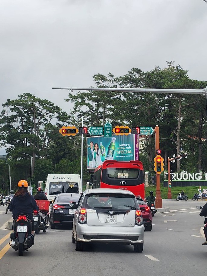 Phạt nguội đoàn xe container vượt đèn đỏ  VTVVN