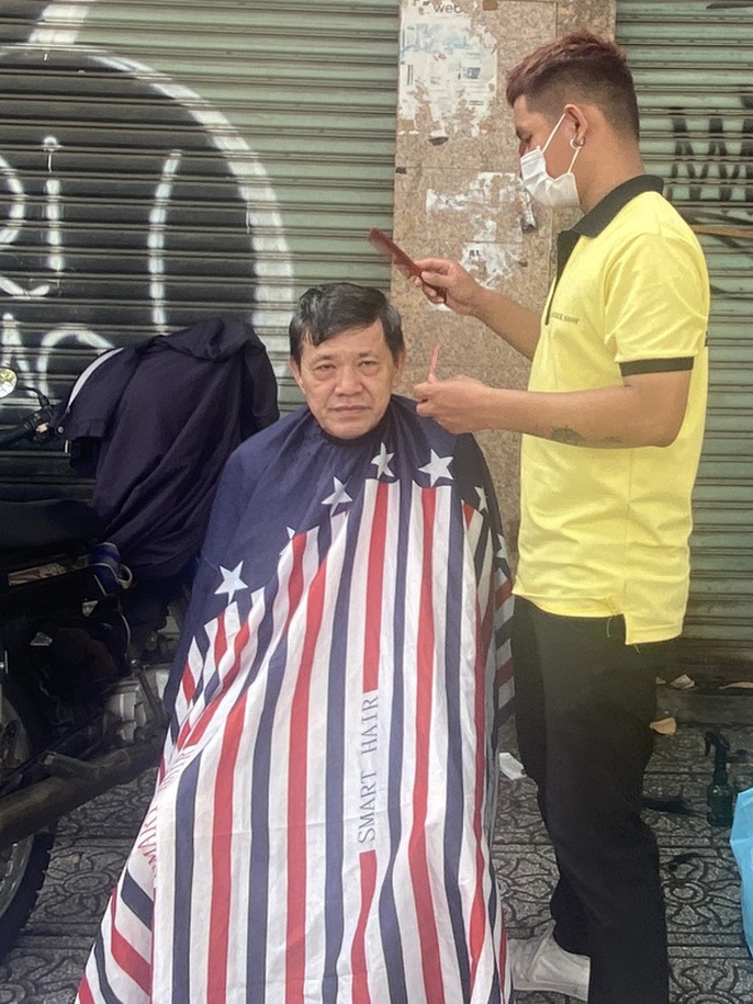 Video: Truy quét các điểm hớt tóc nam trá hình ở Quảng Ngãi | Báo Dân trí
