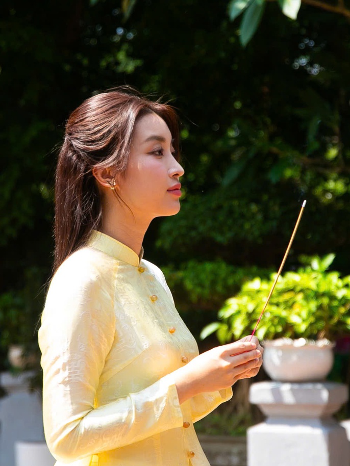 Đỗ Mỹ Linh và Đỗ Vinh Quang Hẹn Hò Tại Nhà Hàng Sang Trọng Ở TP.HCM