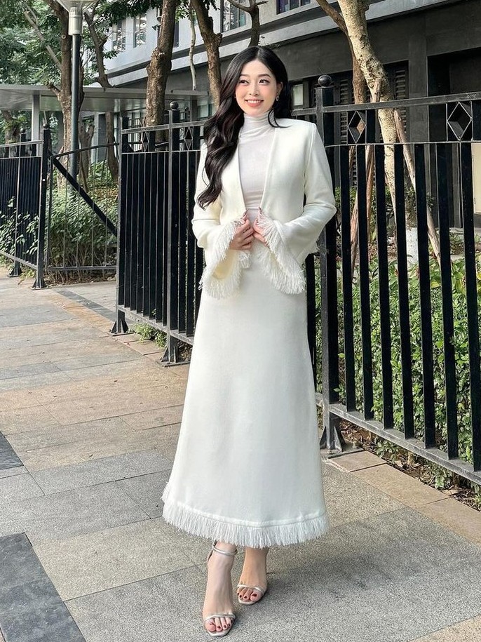 Weibo Việt Nam - NETIZEN TRUNG SOI RA NHANH THẬT Chiếc váy trắng mà hôm nay  Triệu Lộ Tư mặc để tham dự sự kiện của BVLGARI đến từ thương hiệu Viviene