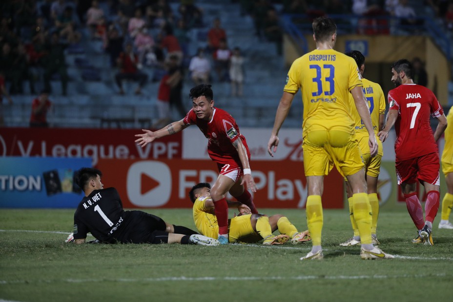 V-League 2023, Viettel 3-0 SLNA: Hoàng Đức tỏa sáng, 3 điểm quý giá ở Hàng Đẫy - Ảnh 2. V-League 2023, Viettel 3-0 SLNA: Hoàng Đức tỏa sáng, 3 điểm quý giá ở Hàng Đẫy - Ảnh 2.