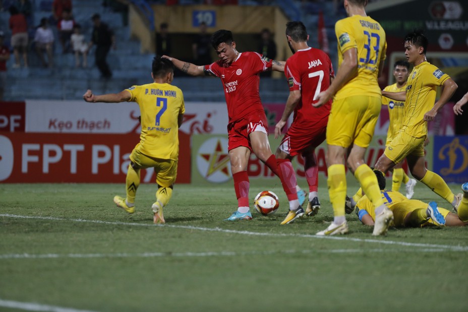 V-League 2023, Viettel 3-0 SLNA: Hoàng Đức tỏa sáng, 3 điểm quý giá ở Hàng Đẫy - Ảnh 1. V-League 2023, Viettel 3-0 SLNA: Hoàng Đức tỏa sáng, 3 điểm quý giá ở Hàng Đẫy - Ảnh 1.
