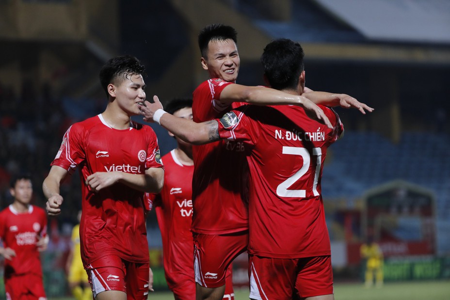 V-League 2023, Viettel 3-0 SLNA: Hoàng Đức tỏa sáng, 3 điểm quý giá ở Hàng Đẫy - Ảnh 3. V-League 2023, Viettel 3-0 SLNA: Hoàng Đức tỏa sáng, 3 điểm quý giá ở Hàng Đẫy - Ảnh 3.