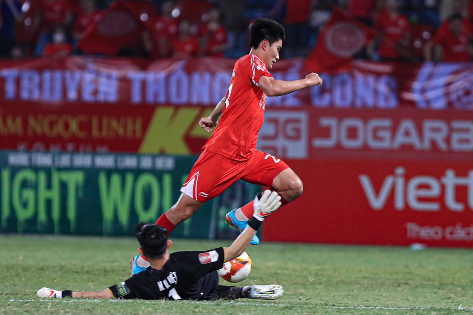 V-League 2023, Viettel 3-0 SLNA: Hoàng Đức tỏa sáng, 3 điểm quý giá ở Hàng Đẫy - Ảnh 2. V-League 2023, Viettel 3-0 SLNA: Hoàng Đức tỏa sáng, 3 điểm quý giá ở Hàng Đẫy - Ảnh 2.