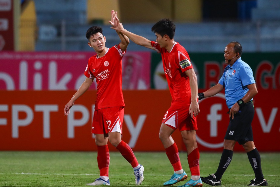 V-League 2023, Viettel 3-0 SLNA: Hoàng Đức tỏa sáng, 3 điểm quý giá ở Hàng Đẫy - Ảnh 2. V-League 2023, Viettel 3-0 SLNA: Hoàng Đức tỏa sáng, 3 điểm quý giá ở Hàng Đẫy - Ảnh 2.