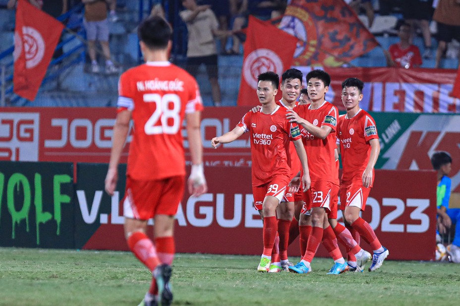 V-League 2023, Viettel 3-0 SLNA: Hoàng Đức tỏa sáng, 3 điểm quý giá ở Hàng Đẫy - Ảnh 3. V-League 2023, Viettel 3-0 SLNA: Hoàng Đức tỏa sáng, 3 điểm quý giá ở Hàng Đẫy - Ảnh 3.