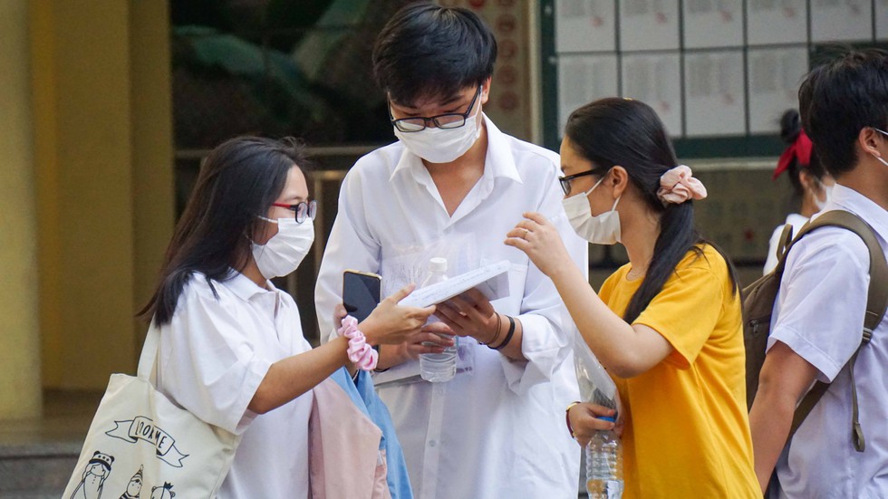 Đ&agrave; Nẵng: 131 b&agrave;i thi to&aacute;n THPT đạt điểm 10, lộ diện nhiều thủ khoa tổ hợp- Ảnh 1.