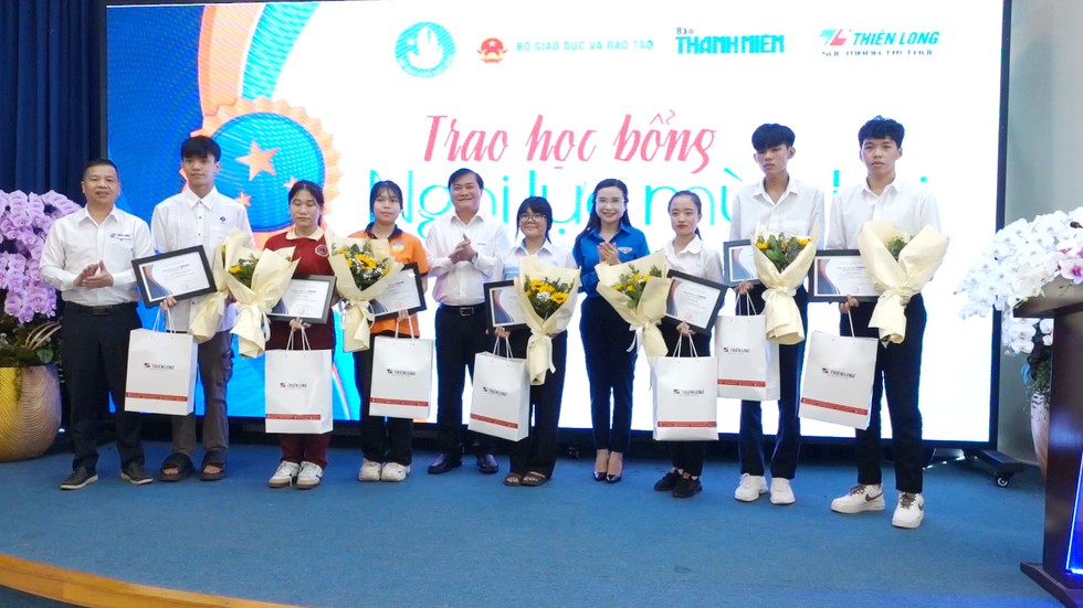 Báo Thanh Niên trao 14 suất học bổng ‘Nghị lực mùa thi’ trị giá gần 4 tỉ đồng cho sinh viên hoàn cảnh khó khăn- Ảnh 1.