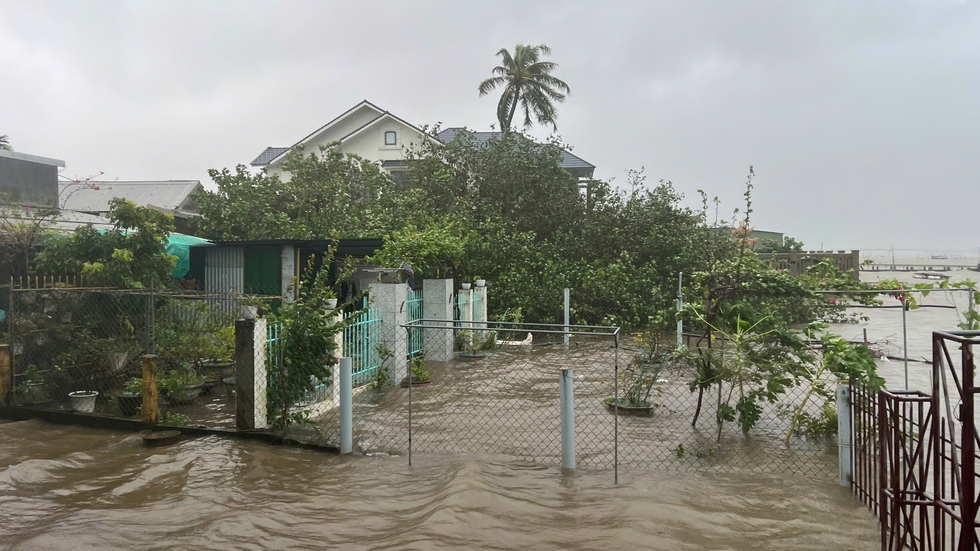 Bão số 6 (bão Trà Mi) gây mưa to gió lớn khắp nơi- Ảnh 20.