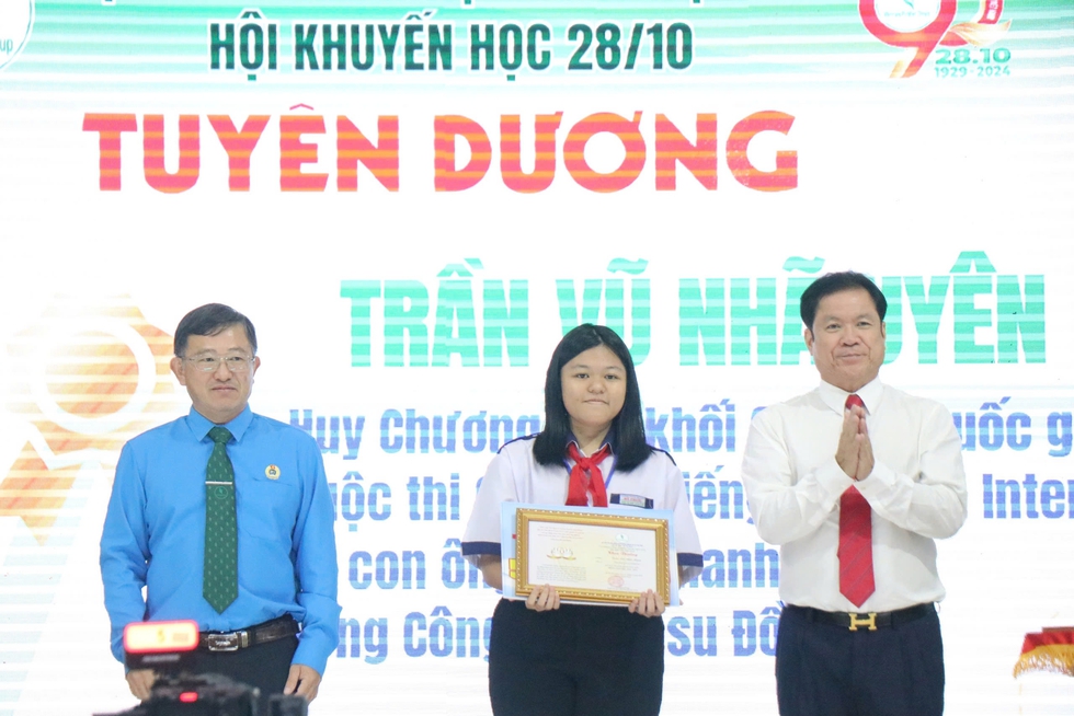 VRG tuyên dương 580 học sinh, sinh viên vượt khó học giỏi- Ảnh 2.