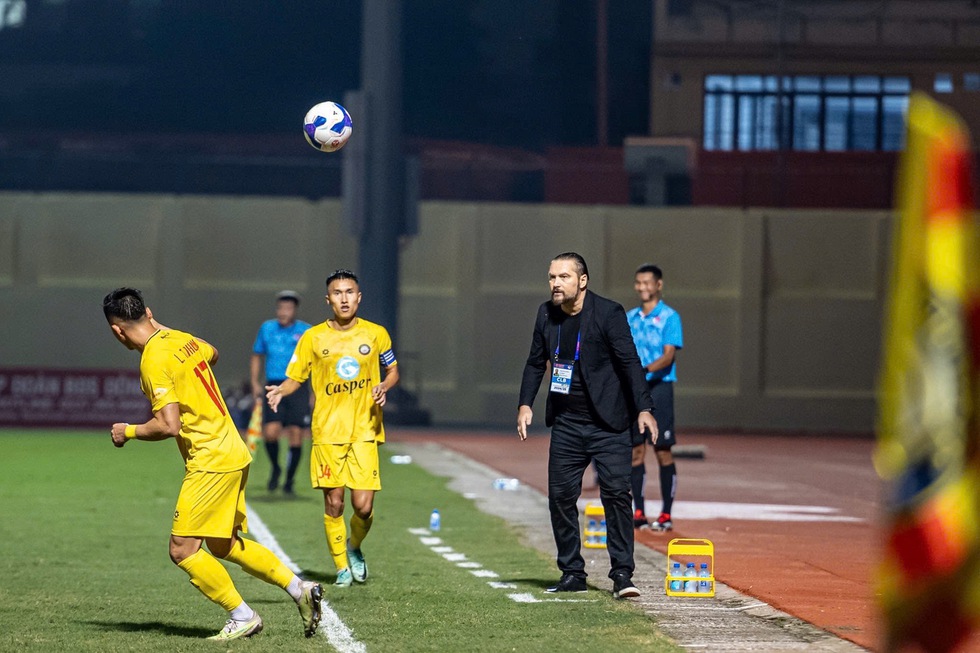 Ngôi đầu trong lặng lẽ của người ‘nói nhiều’ nhất V-League: HLV Popov- Ảnh 1.