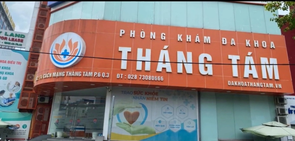 Tước chứng chỉ hành nghề loạt bác sĩ Phòng khám đa khoa tháng Tám vì sai phạm- Ảnh 1.