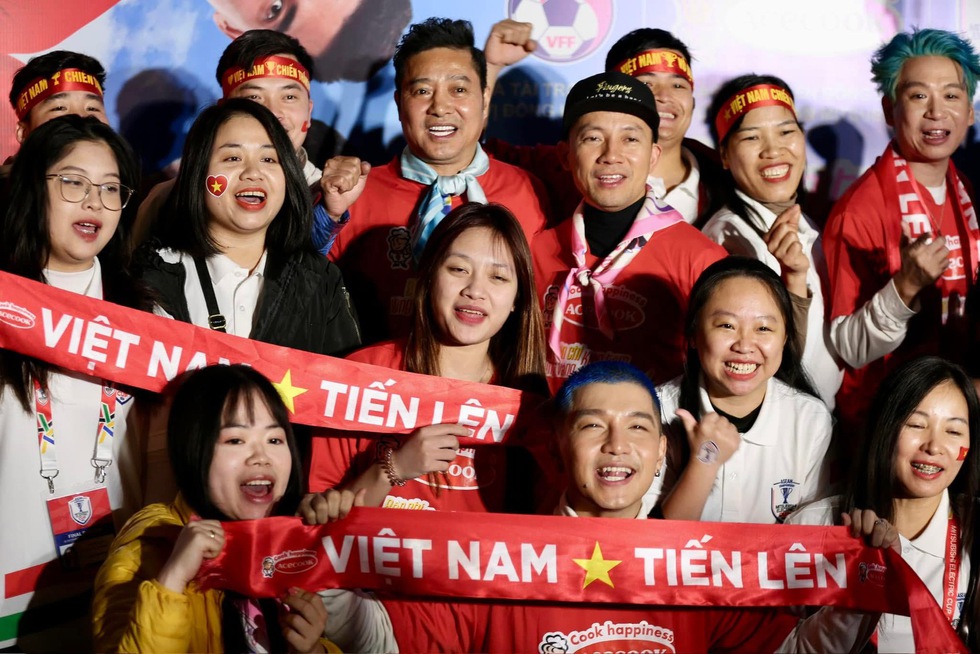 AFF Cup: CĐV 'mở hội' ở sân Việt Trì, tiếp lửa cho đội tuyển Việt Nam đấu Indonesia- Ảnh 4.