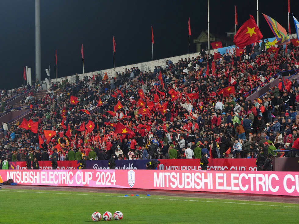 AFF Cup: CĐV 'mở hội' ở sân Việt Trì, tiếp lửa cho đội tuyển Việt Nam đấu Indonesia- Ảnh 12.