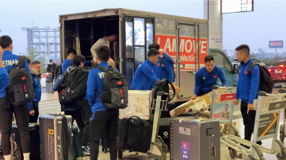 Không kêu ca lịch đấu dày, đội tuyển Việt Nam ‘chống cơn buồn ngủ’ sang Philippines- Ảnh 5.