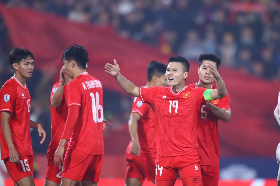 AFF Cup: Đội tuyển Việt Nam sang Singapore sáng 23.12, lại ‘đối đầu’ sân cỏ nhân tạo- Ảnh 1.