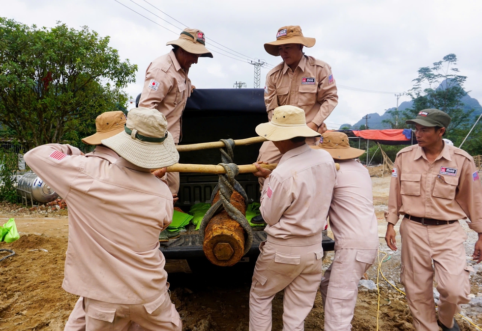 Quảng Bình: Đào rãnh thoát nước, phát hiện quả bom 118 kg- Ảnh 2.