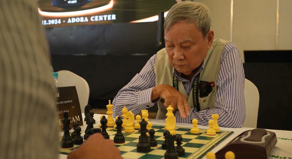 Ngưỡng mộ kỳ thủ 81 tuổi so t&agrave;i đối thủ đẳng cấp ở giải cờ vua KPNest- Ảnh 1.