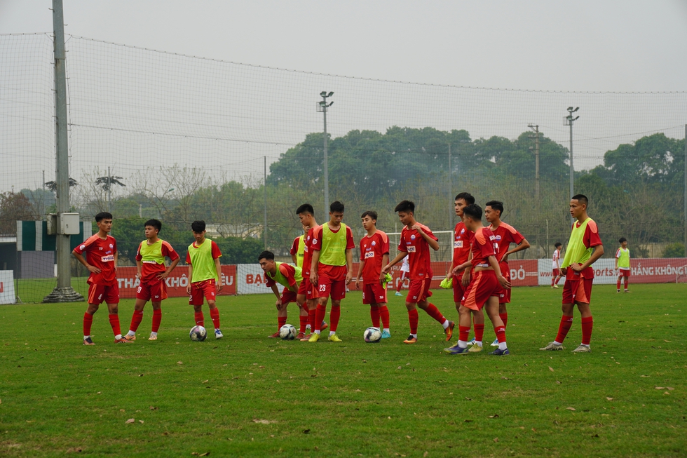 Vừa phẫu thuật chân, HLV đội ĐH Thủy Lợi vẫn chống nạng ra sân trước hành trình mùa 2- Ảnh 4.