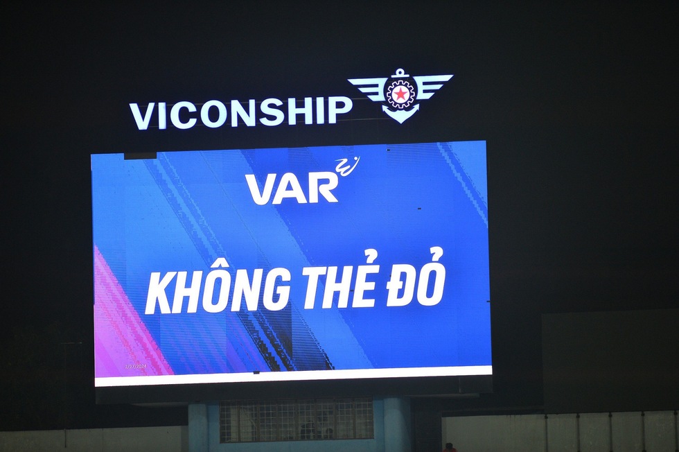 Trận cực nóng có Nam Định lại xuất hiện VAR, cuộc đua vô địch quá hấp dẫn- Ảnh 6.