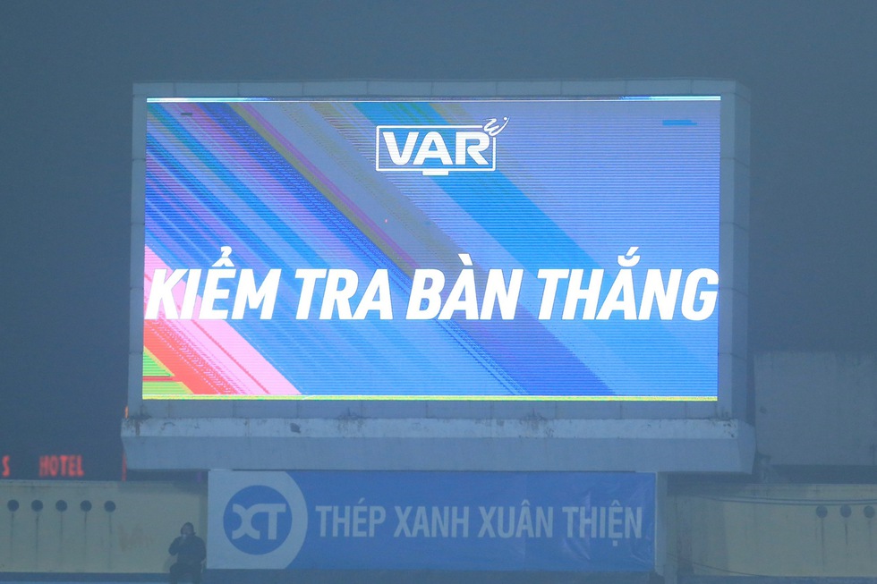 Trận cực nóng có Nam Định lại xuất hiện VAR, cuộc đua vô địch quá hấp dẫn- Ảnh 3.
