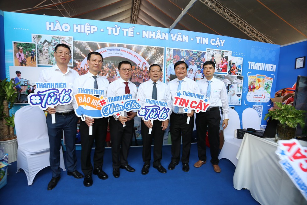 Trưởng ban Tuyên giáo T.Ư Nguyễn Trọng Nghĩa đánh trống khai mạc Hội Báo toàn quốc 2024- Ảnh 11.