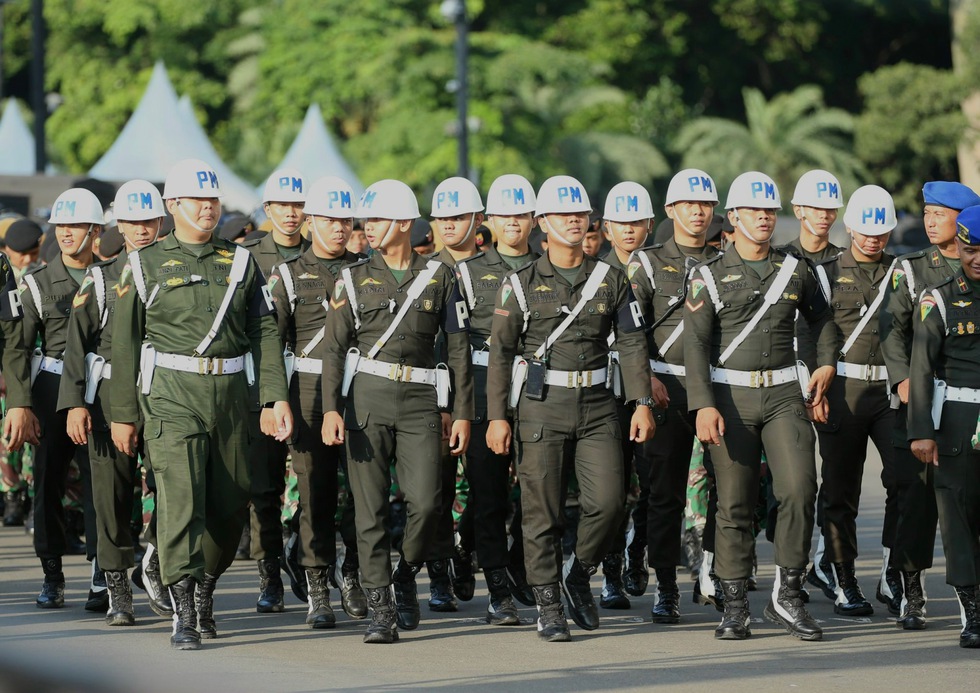CĐV dùng son vẽ Quốc kỳ, dự đoán Việt Nam thắng 2-0, Indonesia dùng súng kiểm soát an ninh- Ảnh 2.