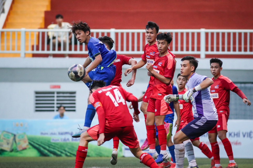 Ấn tượng cú hat-trick đầu tiên- Ảnh 4.