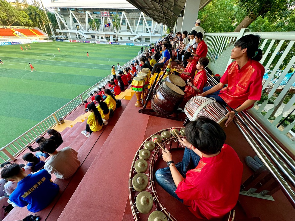 Mang bản sắc quê hương lên khán đài- Ảnh 2.